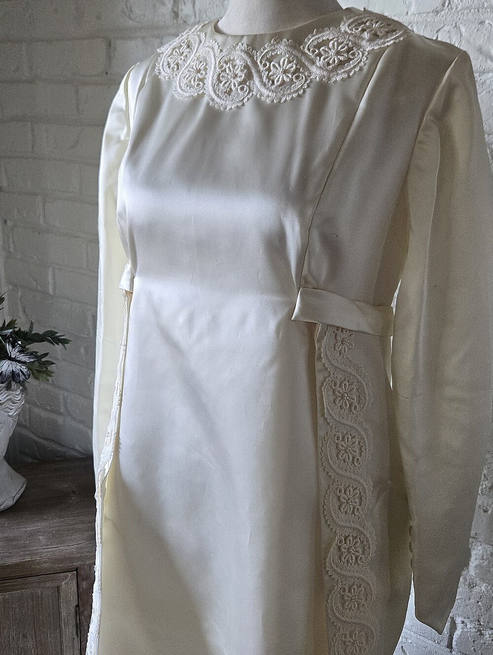Vtg 70s Ivory Pearl Flower Wedding Gown, Train, S/M, Audrey Hepburn - Picture 4 of 14